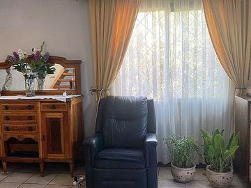 Se vende casa en comuna de La Reina de dos pisos con piscina
