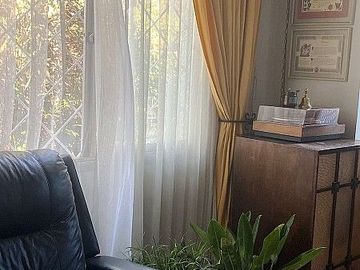 Se vende casa en comuna de La Reina de dos pisos con piscina