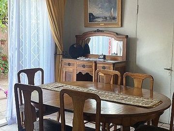 Se vende casa en comuna de La Reina de dos pisos con piscina