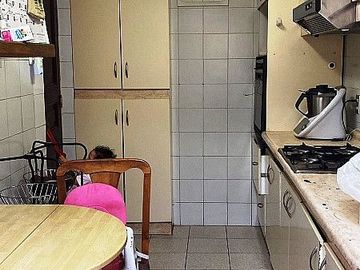 Se vende casa en comuna de La Reina de dos pisos con piscina