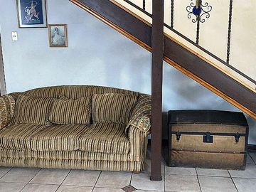 Se vende casa en comuna de La Reina de dos pisos con piscina