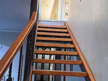 Se vende casa en comuna de La Reina de dos pisos con piscina