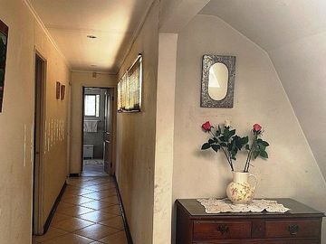 Se vende casa en comuna de La Reina de dos pisos con piscina