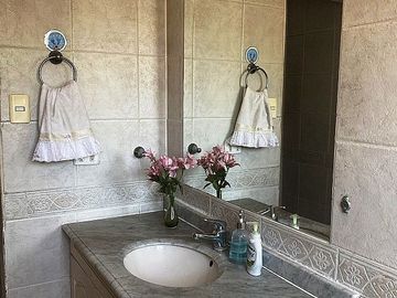 Se vende casa en comuna de La Reina de dos pisos con piscina