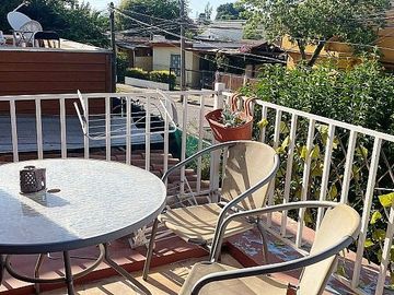 Se vende casa en comuna de La Reina de dos pisos con piscina