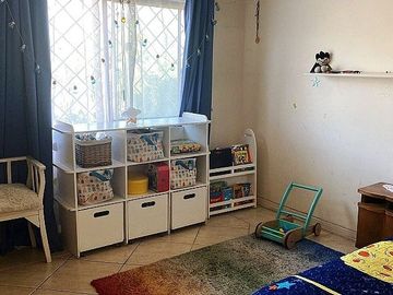 Se vende casa en comuna de La Reina de dos pisos con piscina