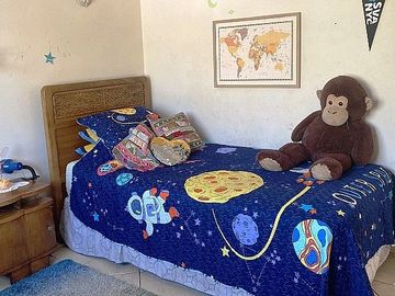 Se vende casa en comuna de La Reina de dos pisos con piscina