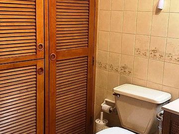Se vende casa en comuna de La Reina de dos pisos con piscina