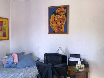 Se vende casa en comuna de La Reina de dos pisos con piscina