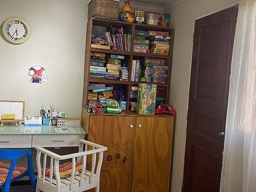 Se vende casa en comuna de La Reina de dos pisos con piscina