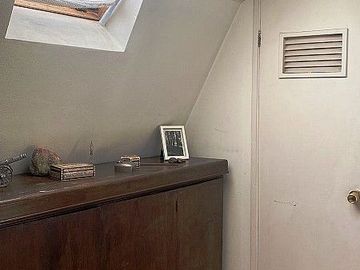 Se vende casa en comuna de La Reina de dos pisos con piscina