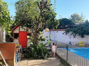 Se vende casa en comuna de La Reina de dos pisos con piscina