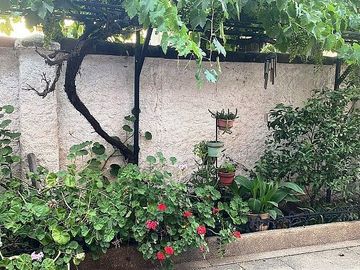 Se vende casa en comuna de La Reina de dos pisos con piscina
