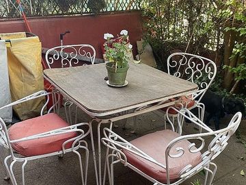 Se vende casa en comuna de La Reina de dos pisos con piscina