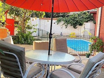 Se vende casa en comuna de La Reina de dos pisos con piscina