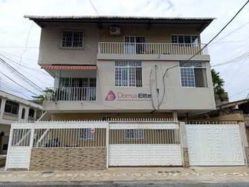 Venta Casa Rentera Urdesa Central, a una cuadra de Av Victor Emilio Estrada, cerca San Marino, Guayaquil
