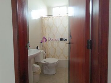 Venta Casa Rentera Urdesa Central, a una cuadra de Av Victor Emilio Estrada, cerca San Marino, Guayaquil