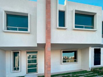 CASA EN VENTA EN PUNTA PONIENTE, 3 RECÁMARAS FRENTE A AREA VERDE