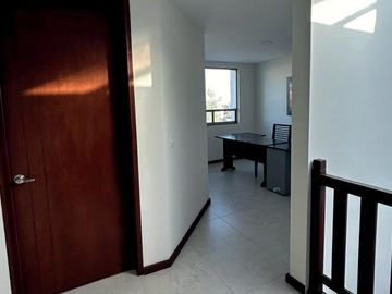 CASA EN VENTA EN PUNTA PONIENTE, 3 RECÁMARAS FRENTE A AREA VERDE