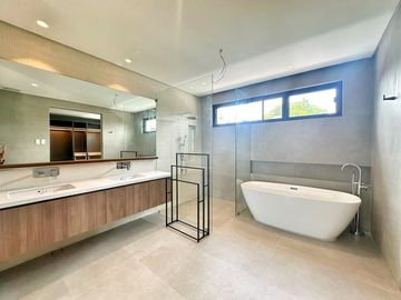 MODERN TROPICAL DESIGN HOUSE FOR SALE IN MERVILLE
