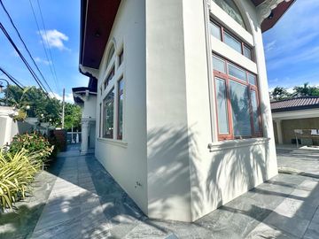 MASSIVE CORNER HOUSE WITH SWIMMING POOL HOUSE FOR SALE NEAR AIRPORT