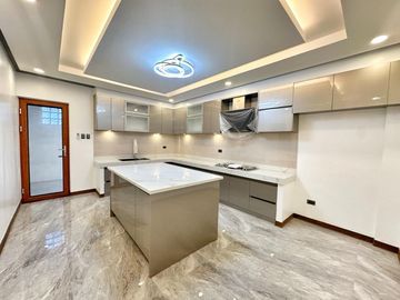 MASSIVE CORNER HOUSE WITH SWIMMING POOL HOUSE FOR SALE NEAR AIRPORT