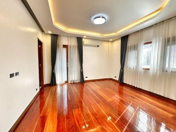 MASSIVE CORNER HOUSE WITH SWIMMING POOL HOUSE FOR SALE NEAR AIRPORT
