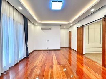MASSIVE CORNER HOUSE WITH SWIMMING POOL HOUSE FOR SALE NEAR AIRPORT