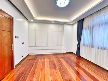 MASSIVE CORNER HOUSE WITH SWIMMING POOL HOUSE FOR SALE NEAR AIRPORT