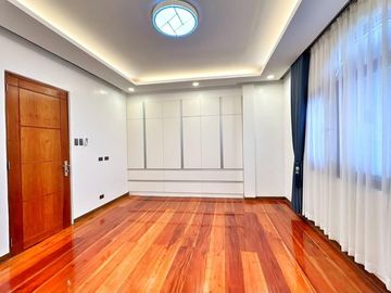 MASSIVE CORNER HOUSE WITH SWIMMING POOL HOUSE FOR SALE NEAR AIRPORT