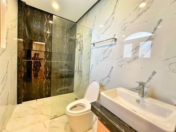MASSIVE CORNER HOUSE WITH SWIMMING POOL HOUSE FOR SALE NEAR AIRPORT