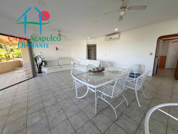 Departamento con terraza, vista al mar, acceso directo a la alberca y jardines