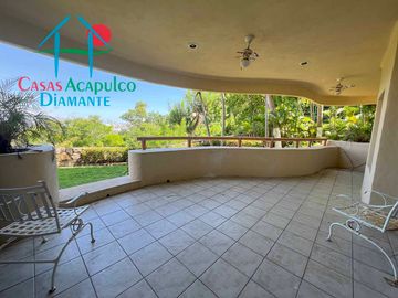 Departamento con terraza, vista al mar, acceso directo a la alberca y jardines