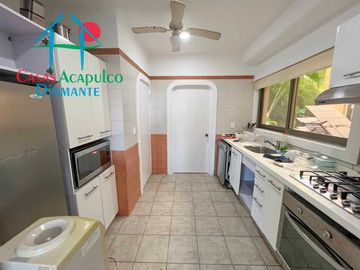 Departamento con terraza, vista al mar, acceso directo a la alberca y jardines
