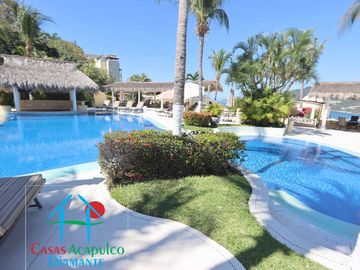 Departamento con terraza, vista al mar, acceso directo a la alberca y jardines