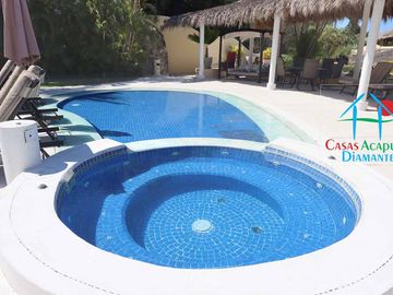 Departamento con terraza, vista al mar, acceso directo a la alberca y jardines