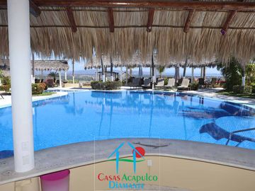 Departamento con terraza, vista al mar, acceso directo a la alberca y jardines