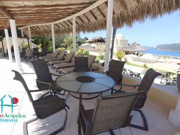 Departamento con terraza, vista al mar, acceso directo a la alberca y jardines