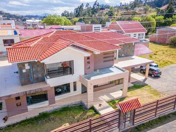 En venta casa en Azogues, en Charasol