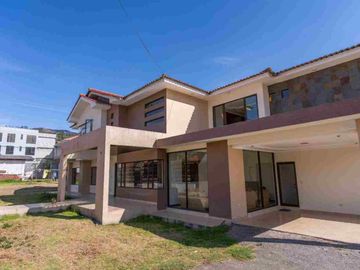 En venta casa en Azogues, en Charasol