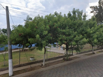 CASA EN LOMAS DEL CURIEL LOMAS DEL CUATRO TLAQUEPAQUE POR REMATE BANCARIO