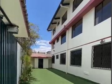 EN VENTA AMPLIA PROPIEDAD COMERCIAL INDEPENDIENTE  – SECTOR LA VICTORIA - SAN ISIDRO DEL INCA – NORTE DE QUITO