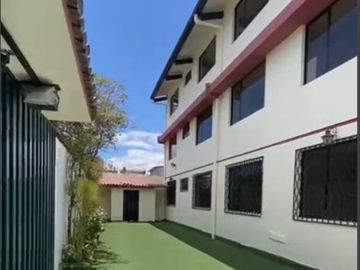 EN VENTA AMPLIA PROPIEDAD COMERCIAL INDEPENDIENTE  – SECTOR LA VICTORIA - SAN ISIDRO DEL INCA – NORTE DE QUITO
