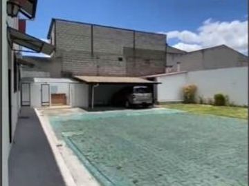 EN VENTA AMPLIA PROPIEDAD COMERCIAL INDEPENDIENTE  – SECTOR LA VICTORIA - SAN ISIDRO DEL INCA – NORTE DE QUITO