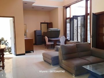 Disewakan rumah Manyar Kertoadi Furnished Siap Huni Dekat Pakuwon City dan Galaxy Mall