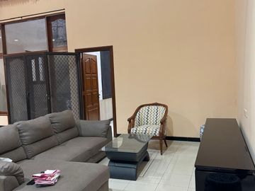 Disewakan rumah Manyar Kertoadi Furnished Siap Huni Dekat Pakuwon City dan Galaxy Mall