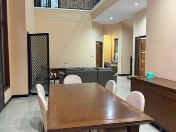 Disewakan rumah Manyar Kertoadi Furnished Siap Huni Dekat Pakuwon City dan Galaxy Mall