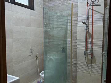 Disewakan rumah Manyar Kertoadi Furnished Siap Huni Dekat Pakuwon City dan Galaxy Mall