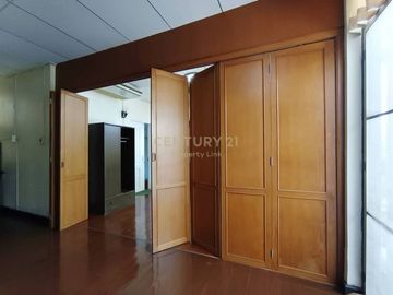 Vintage detached house for sale, prime location in the heart of the city, Chan Road, Soi 17, large land area 100 sq m, 400 sq m. No.55-HH-67073