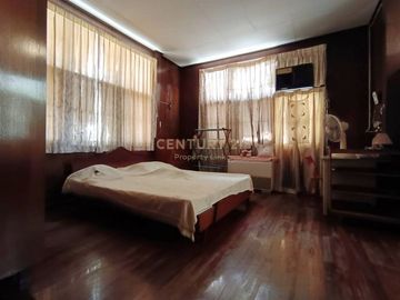 Vintage detached house for sale, prime location in the heart of the city, Chan Road, Soi 17, large land area 100 sq m, 400 sq m. No.55-HH-67073